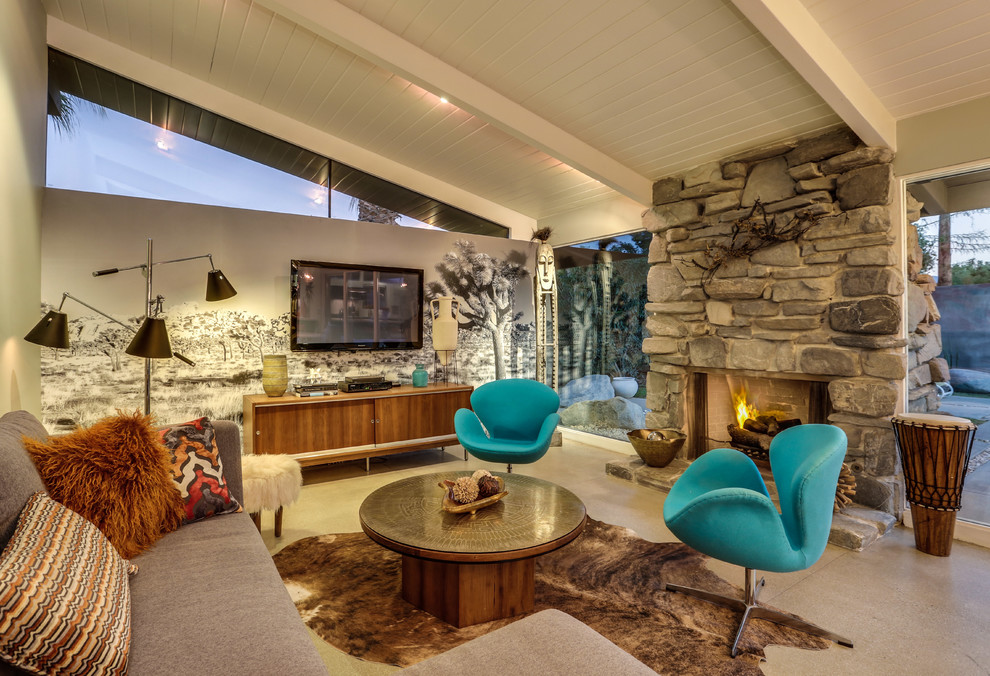 Стильный дизайн: гостиная комната в стиле ретро с ковром на полу - последний тренд