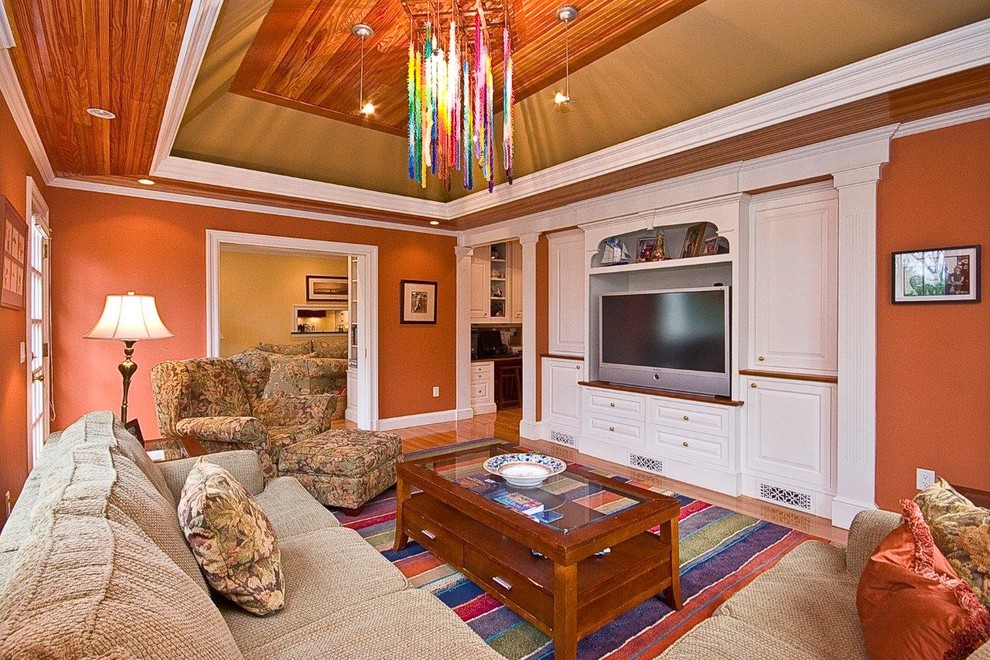 Imagen de sala de estar abierta clásica extra grande con parades naranjas y suelo de madera clara