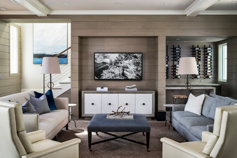 Пример оригинального дизайна: открытая гостиная комната среднего размера в морском стиле с домашним баром, бежевыми стенами, бежевым полом, телевизором на стене, деревянными стенами, синим диваном и балками на потолке