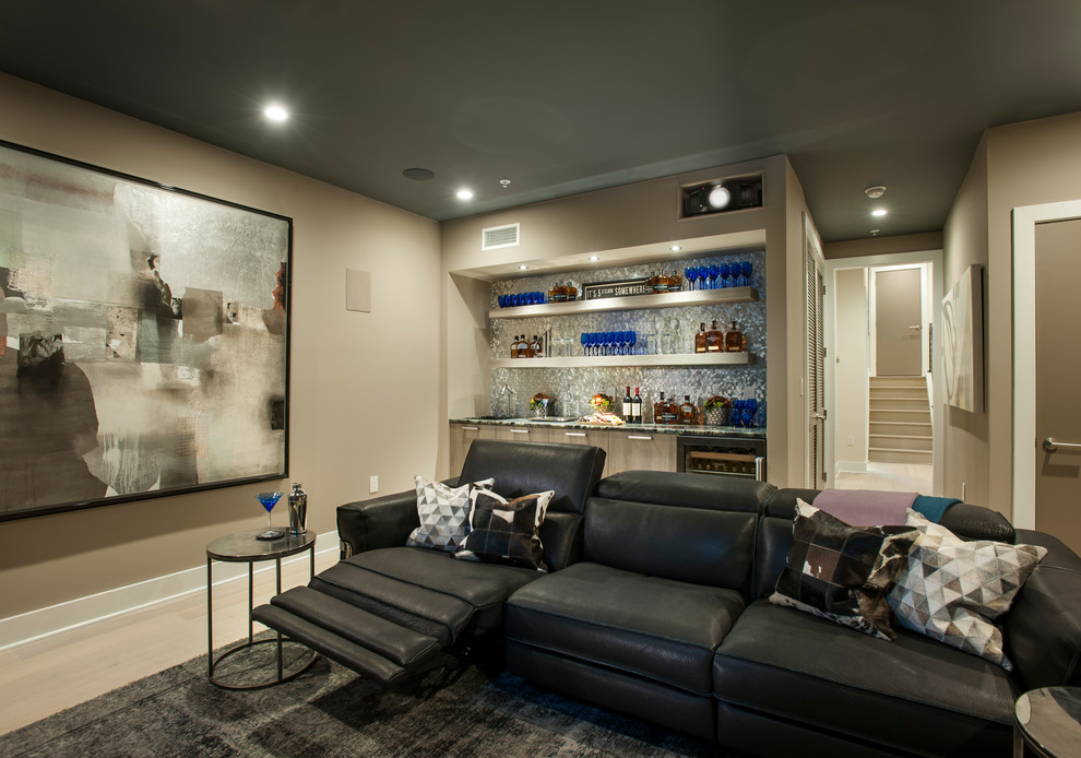 Ejemplo de sala de estar contemporánea de tamaño medio con suelo de madera clara y alfombra