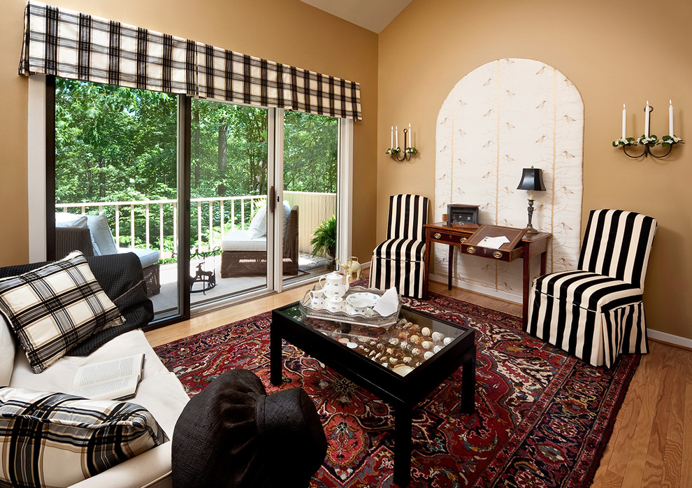 Esempio di un soggiorno tradizionale con pareti beige e pavimento in legno massello medio