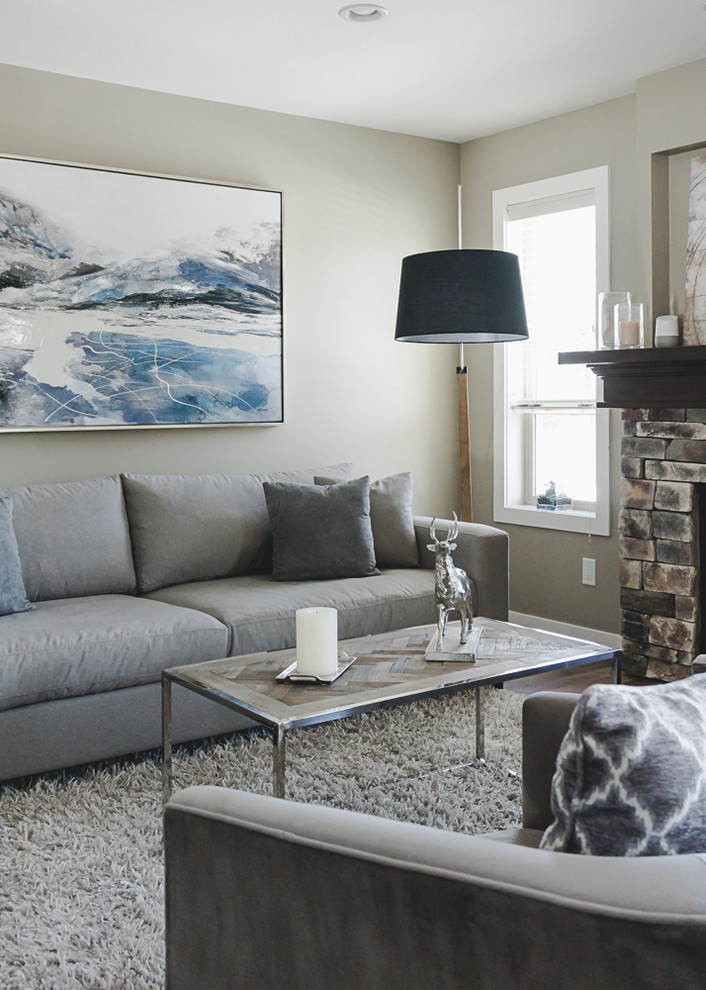 Mittelgroßes, Fernseherloses, Offenes Modernes Wohnzimmer mit Kamin und Kaminumrandung aus Stein in Calgary