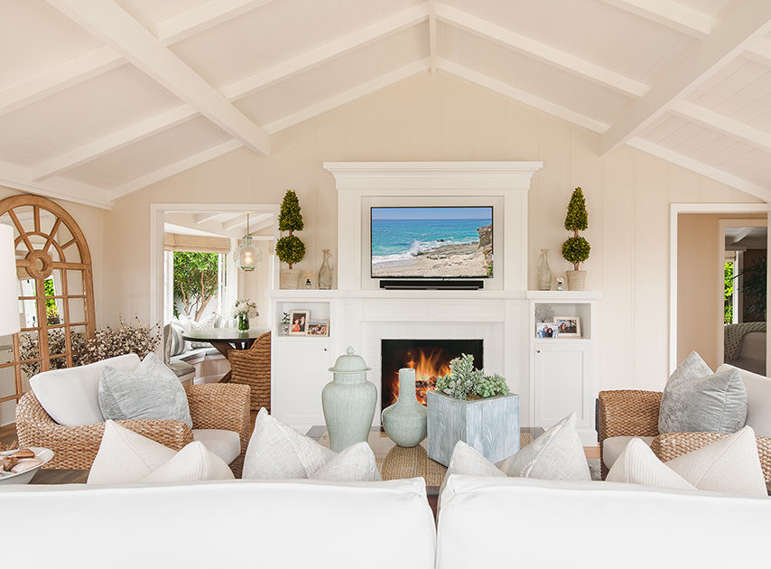 Mittelgroßes, Abgetrenntes Maritimes Wohnzimmer mit beiger Wandfarbe, braunem Holzboden, Kamin, Multimediawand und braunem Boden in Orange County