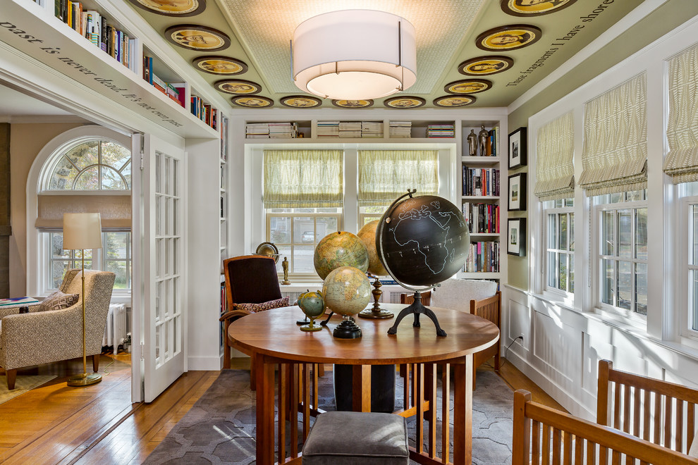 Foto de sala de estar con biblioteca clásica de tamaño medio con paredes verdes, suelo de madera en tonos medios y suelo marrón