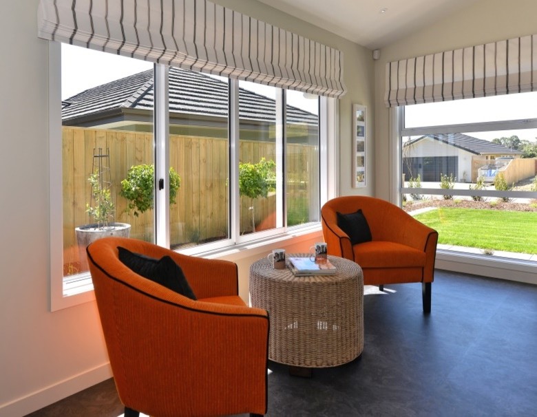 Foto di un soggiorno minimal con pareti beige e pavimento in vinile