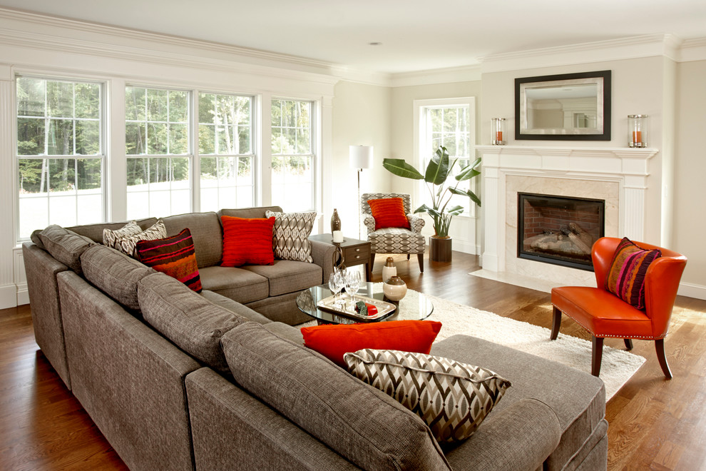 Offenes, Fernseherloses Klassisches Wohnzimmer mit weißer Wandfarbe, braunem Holzboden, Kamin und Kaminumrandung aus Stein in Bridgeport