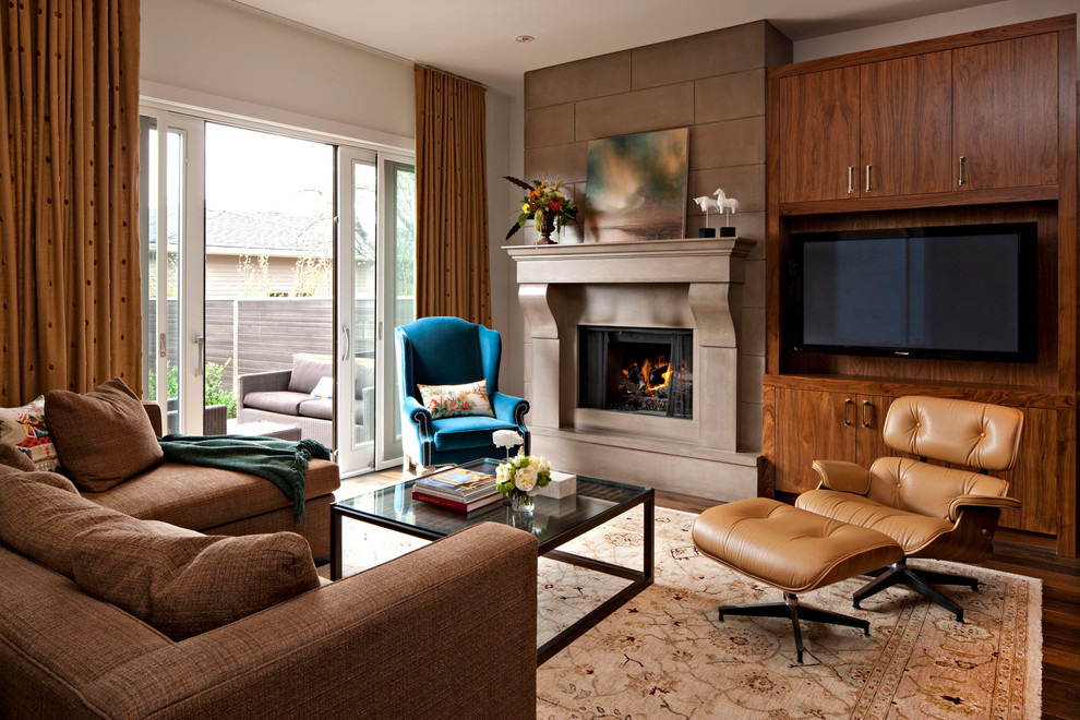 Идея дизайна: изолированная гостиная комната в стиле неоклассика (современная классика) с бежевыми стенами, стандартным камином и телевизором на стене