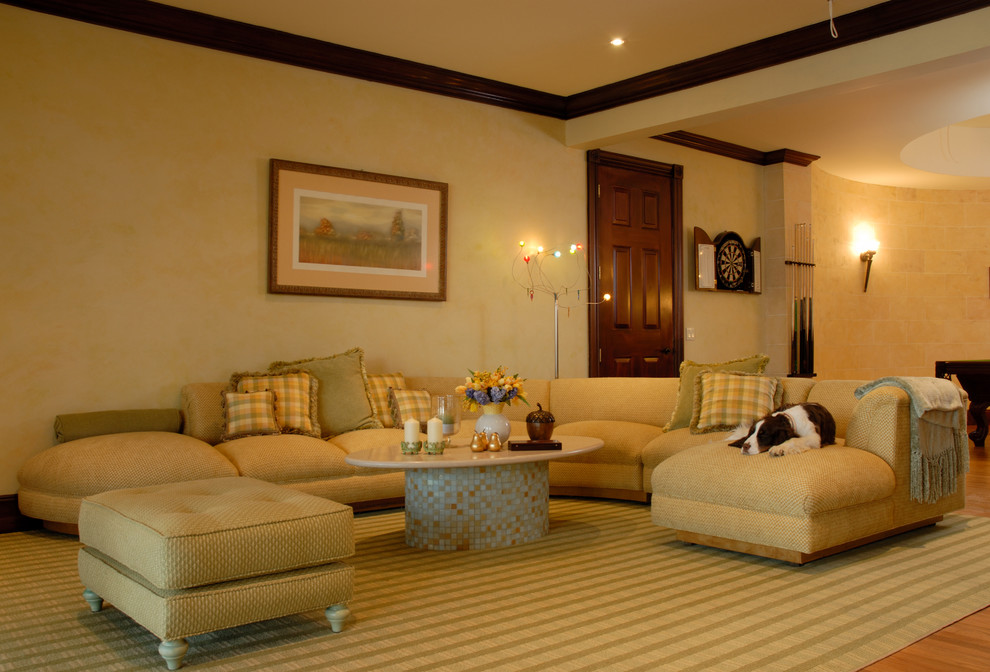 Foto de sala de estar abierta tradicional renovada grande sin chimenea y televisor con paredes beige y suelo de madera clara