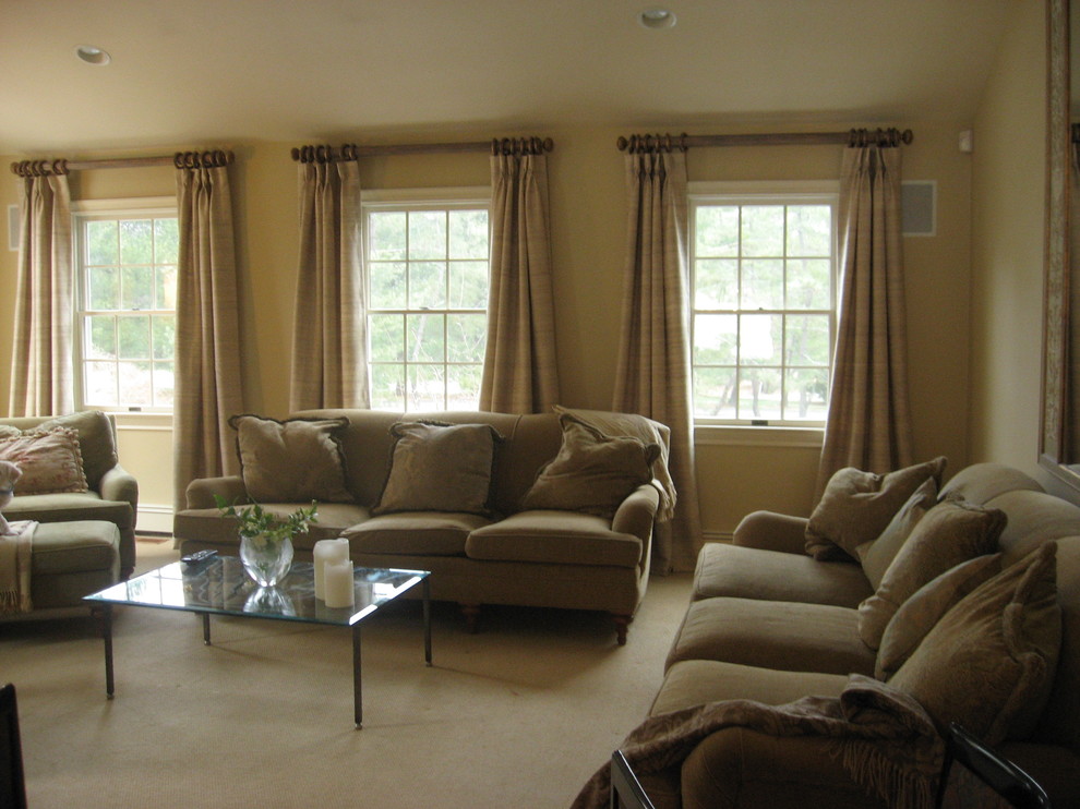 Ejemplo de sala de estar abierta tradicional renovada de tamaño medio sin chimenea con paredes beige, moqueta y suelo beige