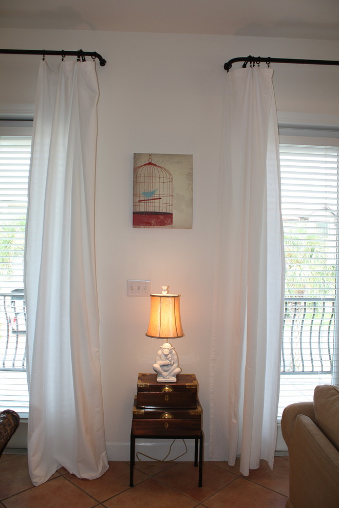 Modelo de sala de estar abierta marinera de tamaño medio con paredes blancas y suelo de baldosas de cerámica