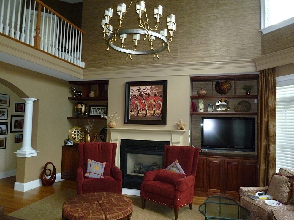 Mittelgroßes, Offenes Klassisches Wohnzimmer mit beiger Wandfarbe, braunem Holzboden, Kamin, gefliester Kaminumrandung, Multimediawand und braunem Boden in Boston