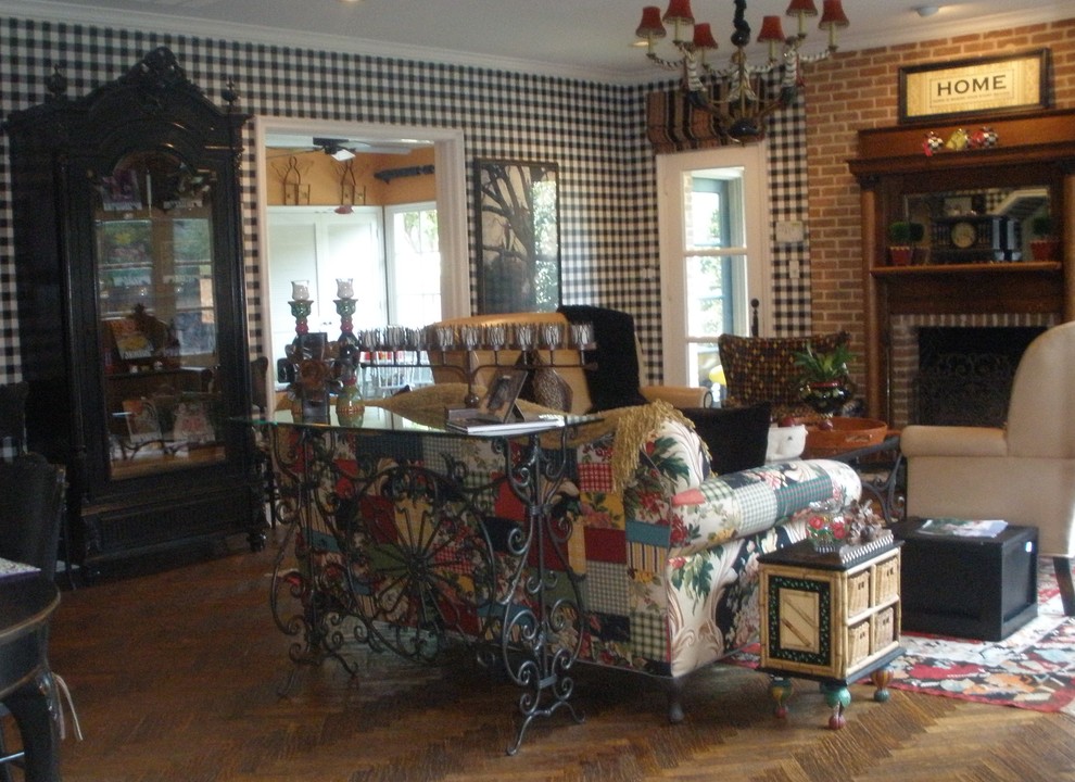 Ejemplo de sala de estar abierta clásica con paredes multicolor, suelo de madera oscura y marco de chimenea de madera