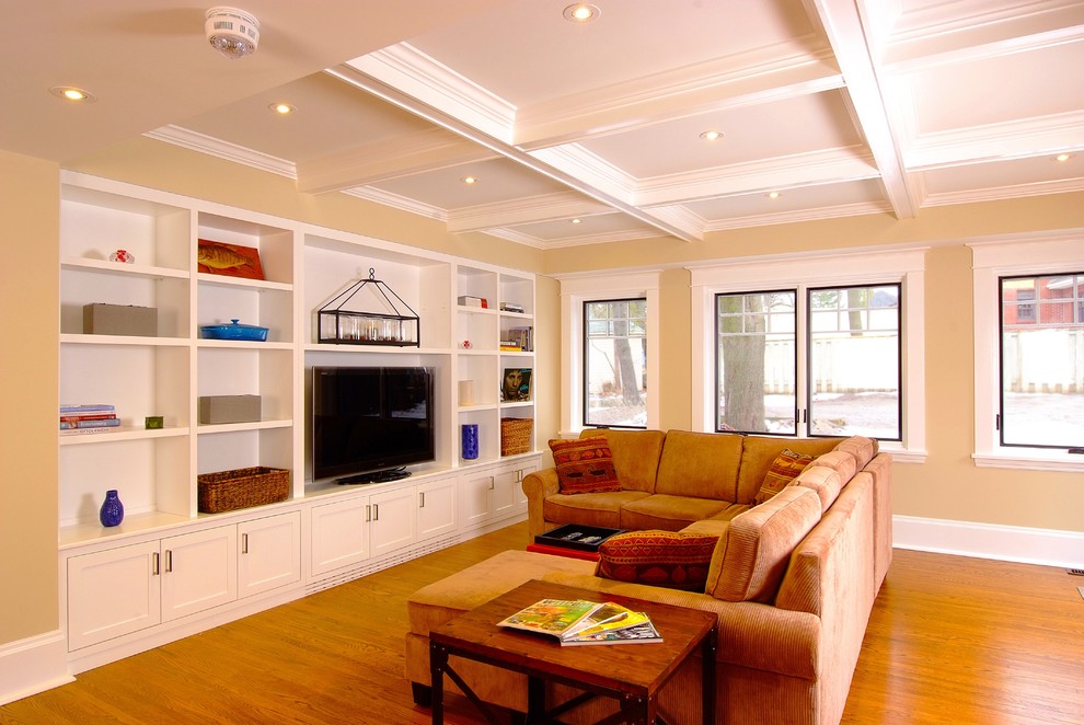 Idée de décoration pour une grande salle de séjour tradition ouverte avec un mur beige et parquet foncé.