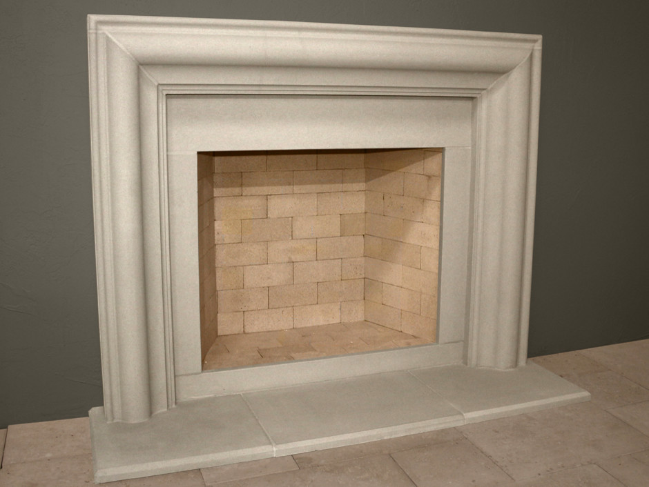 お手頃価格の小さなトラディショナルスタイルのおしゃれなオープンリビング (紫の壁、コンクリートの床、標準型暖炉、石材の暖炉まわり) の写真