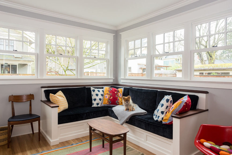 Idee per un soggiorno tradizionale di medie dimensioni con pareti viola, pavimento marrone e pavimento in legno massello medio