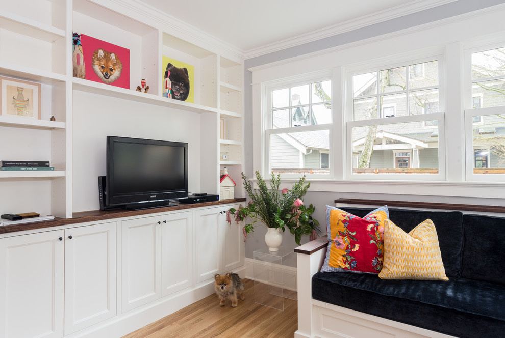 Mittelgroßes, Abgetrenntes Klassisches Wohnzimmer mit weißer Wandfarbe, hellem Holzboden, Multimediawand und braunem Boden in Portland