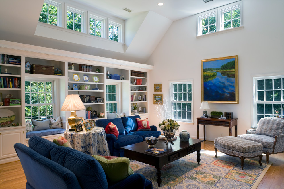 Imagen de sala de estar tradicional con paredes blancas y suelo de madera en tonos medios
