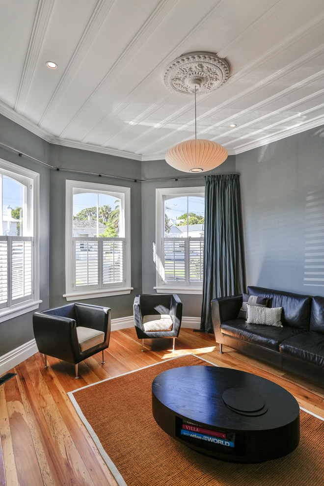 Mittelgroßes, Abgetrenntes Klassisches Wohnzimmer mit grauer Wandfarbe, braunem Holzboden und braunem Boden in Auckland