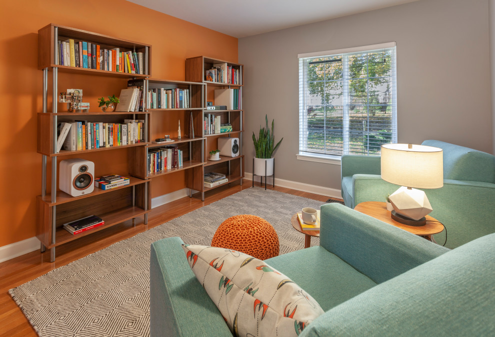 Inspiration pour une petite salle de séjour vintage ouverte avec une bibliothèque ou un coin lecture, un mur gris, parquet clair, aucun téléviseur et un sol marron.