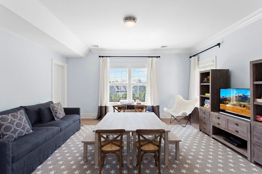 Idee per un soggiorno tradizionale di medie dimensioni e chiuso con sala giochi, pareti blu, pavimento in legno massello medio, parete attrezzata e pavimento beige