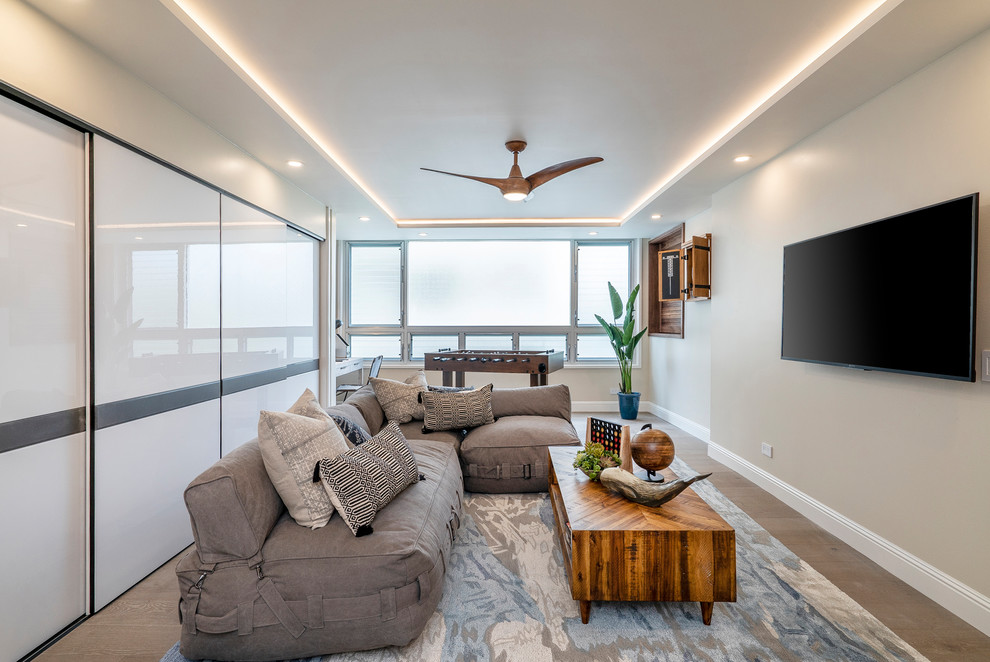 Стильный дизайн: гостиная комната в морском стиле с ковром на полу - последний тренд