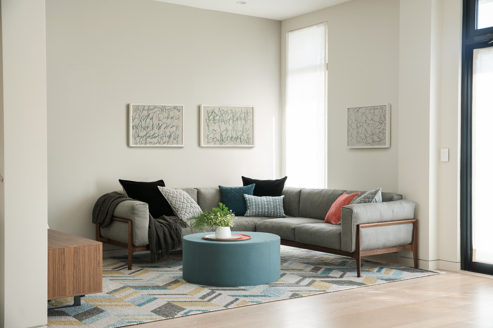 Offenes, Mittelgroßes Modernes Wohnzimmer mit grauer Wandfarbe und hellem Holzboden in San Francisco