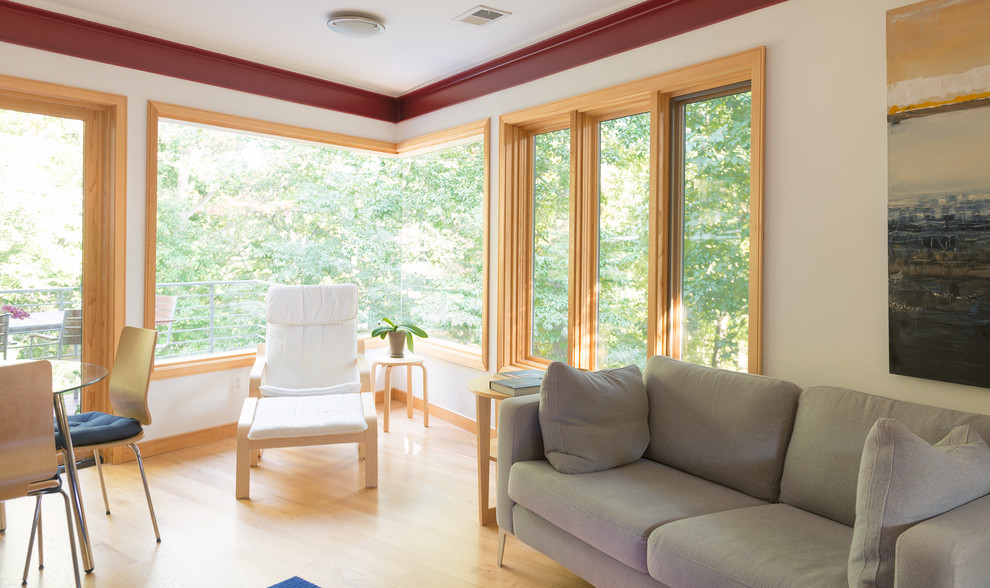 Ejemplo de sala de estar contemporánea con suelo de madera clara