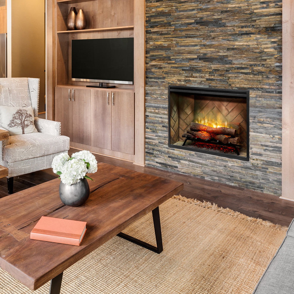 ウィチタにある高級な中くらいなラスティックスタイルのおしゃれな独立型ファミリールーム (ベージュの壁、濃色無垢フローリング、標準型暖炉、石材の暖炉まわり、据え置き型テレビ、茶色い床) の写真