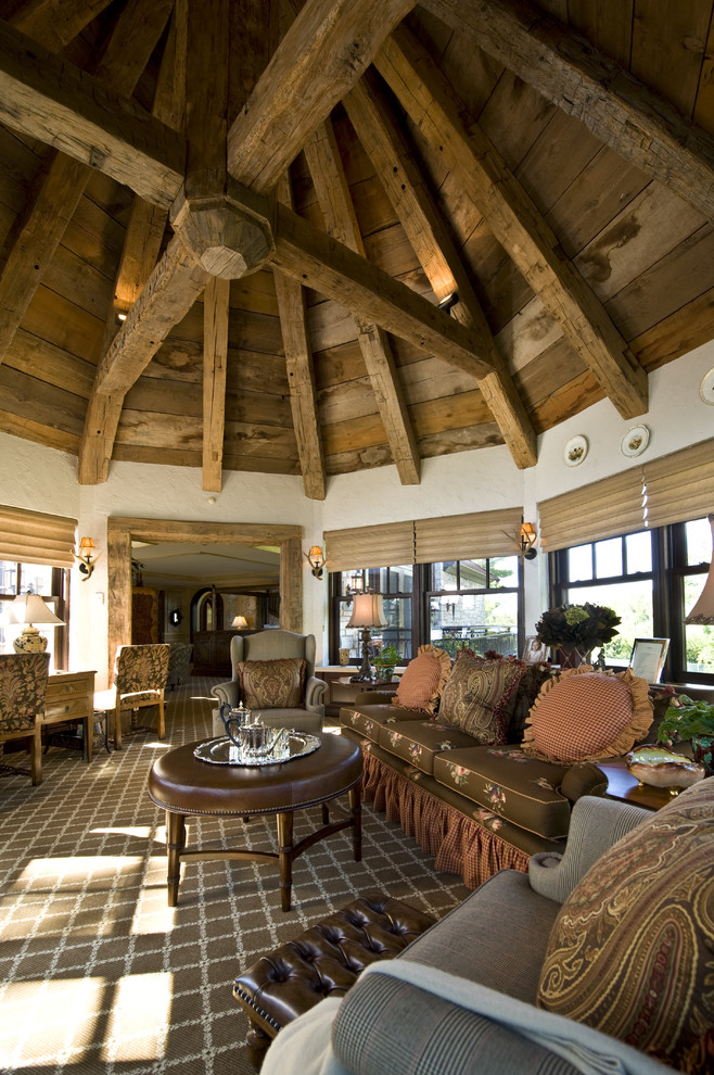 Foto di un soggiorno tradizionale con pareti beige e moquette