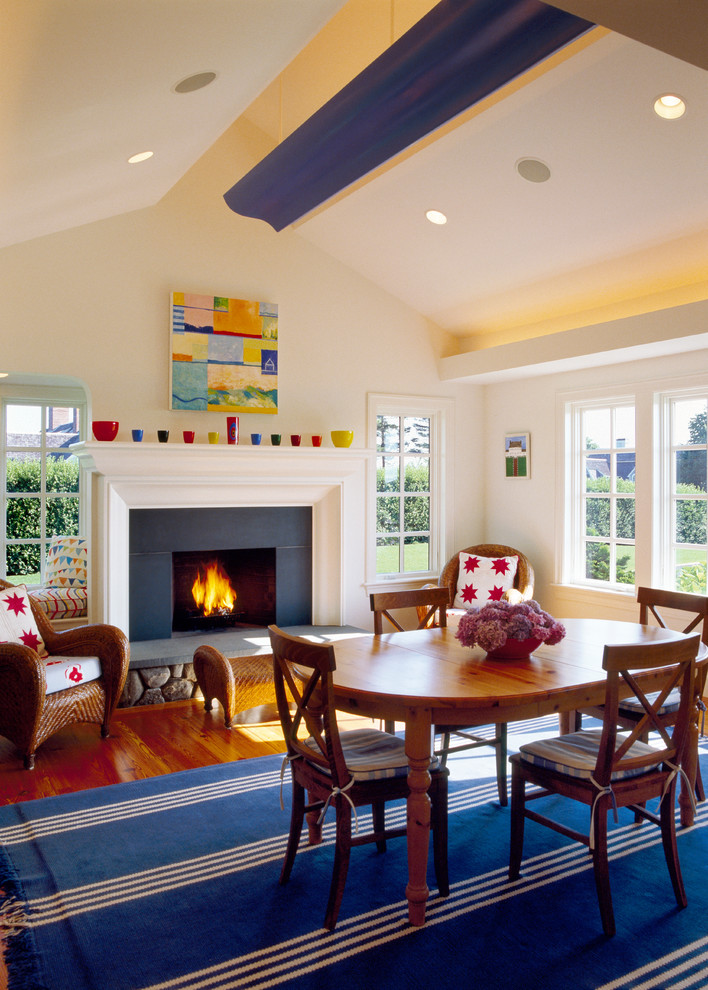 Eklektisches Wohnzimmer mit beiger Wandfarbe, braunem Holzboden, Kamin und Kaminumrandung aus Stein in Boston