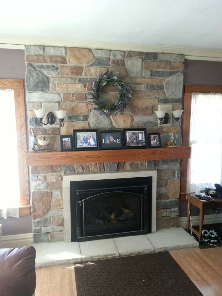 Foto de sala de estar tradicional con todas las chimeneas
