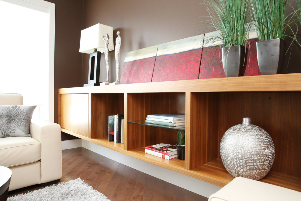 Стильный дизайн: изолированная гостиная комната в современном стиле с коричневыми стенами и паркетным полом среднего тона - последний тренд