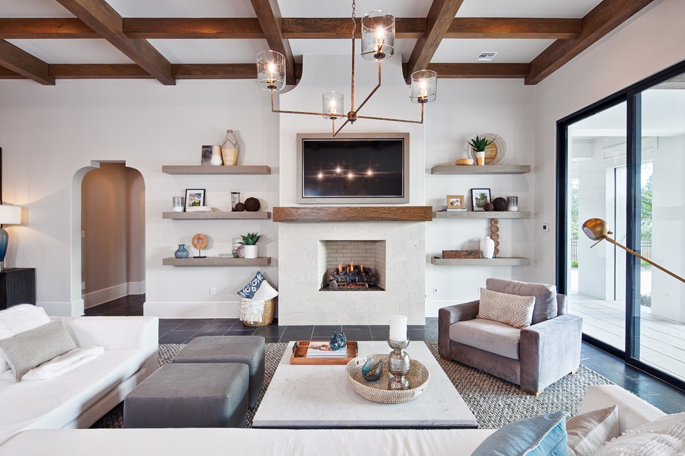 Foto di un soggiorno stile marino con pareti bianche, camino classico, TV a parete e pavimento nero