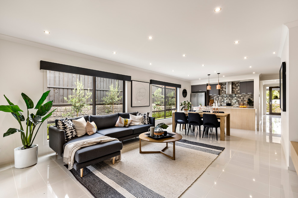 Großes, Offenes Nordisches Wohnzimmer mit weißer Wandfarbe und weißem Boden in Melbourne