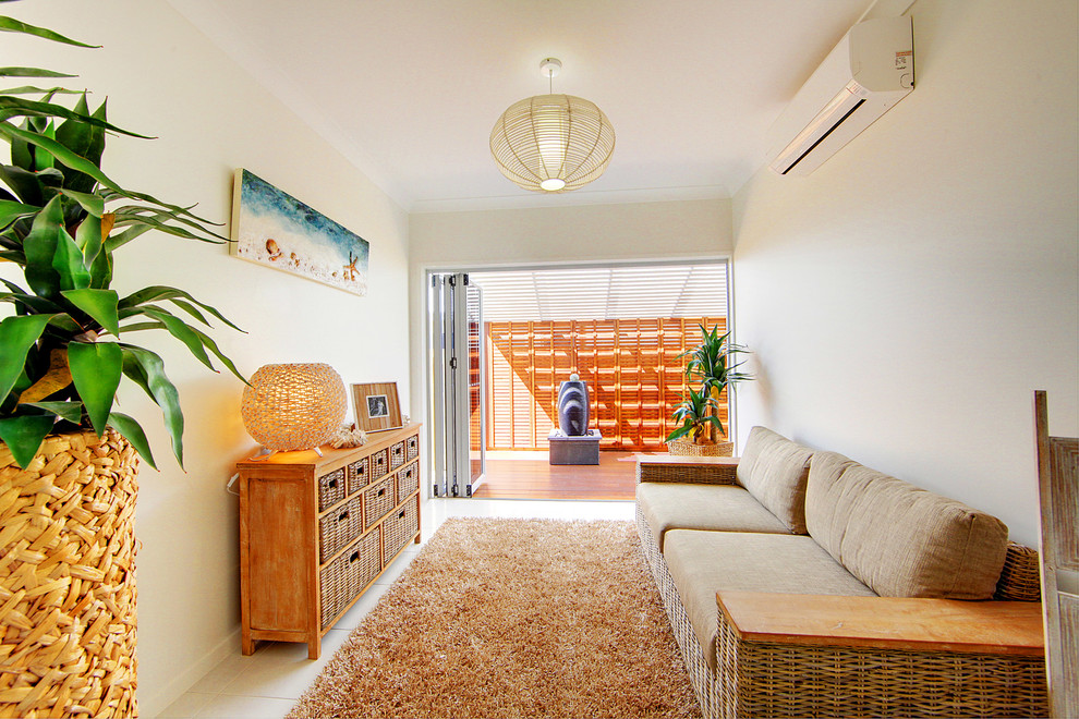 Imagen de sala de estar cerrada actual de tamaño medio con paredes blancas y suelo de baldosas de porcelana