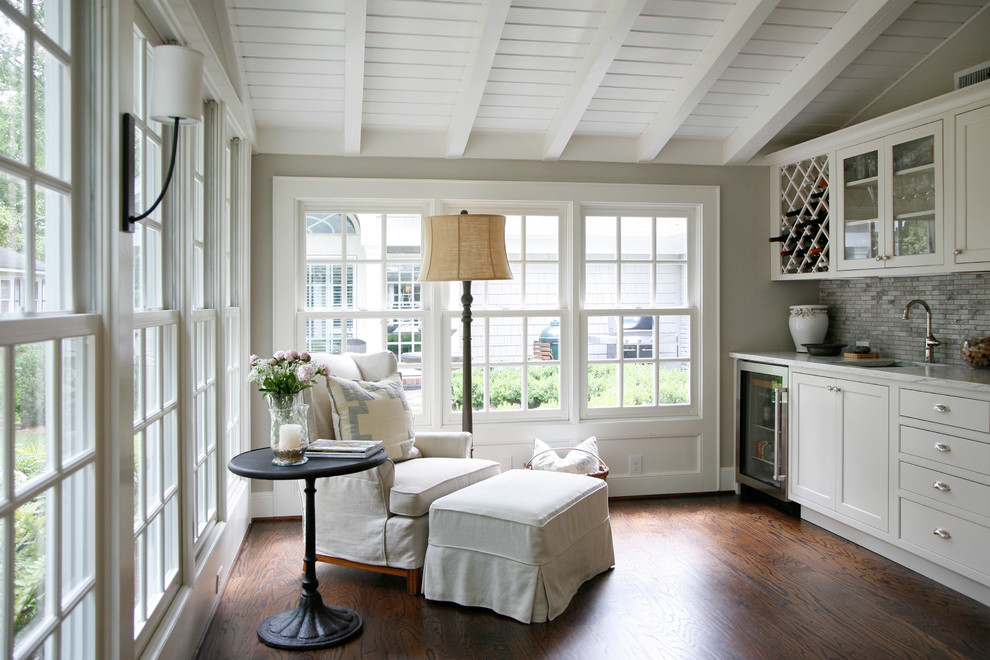 Foto de sala de estar con barra de bar abierta de estilo de casa de campo grande con paredes grises y suelo de madera oscura