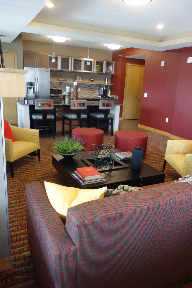 Diseño de sala de estar abierta actual de tamaño medio sin chimenea y televisor con paredes rojas y moqueta