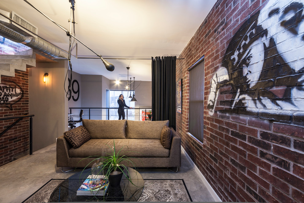 Inspiration pour une salle de séjour design avec sol en béton ciré et un mur gris.