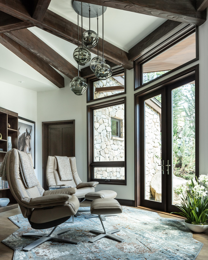 Diseño de sala de estar rural con paredes blancas, suelo de madera clara y suelo beige