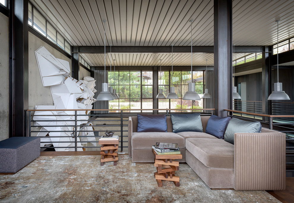 Modernes Wohnzimmer im Loft-Stil mit grauer Wandfarbe, dunklem Holzboden und braunem Boden in Seattle