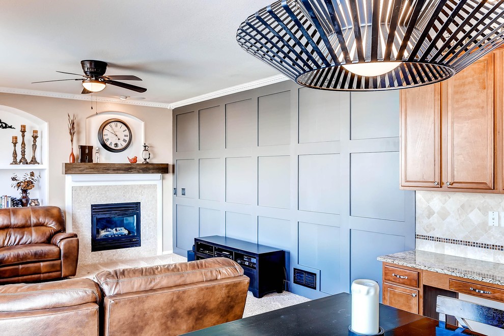 Aménagement d'une grande salle de séjour craftsman ouverte avec un mur beige, moquette, une cheminée standard, un manteau de cheminée en carrelage et un téléviseur indépendant.