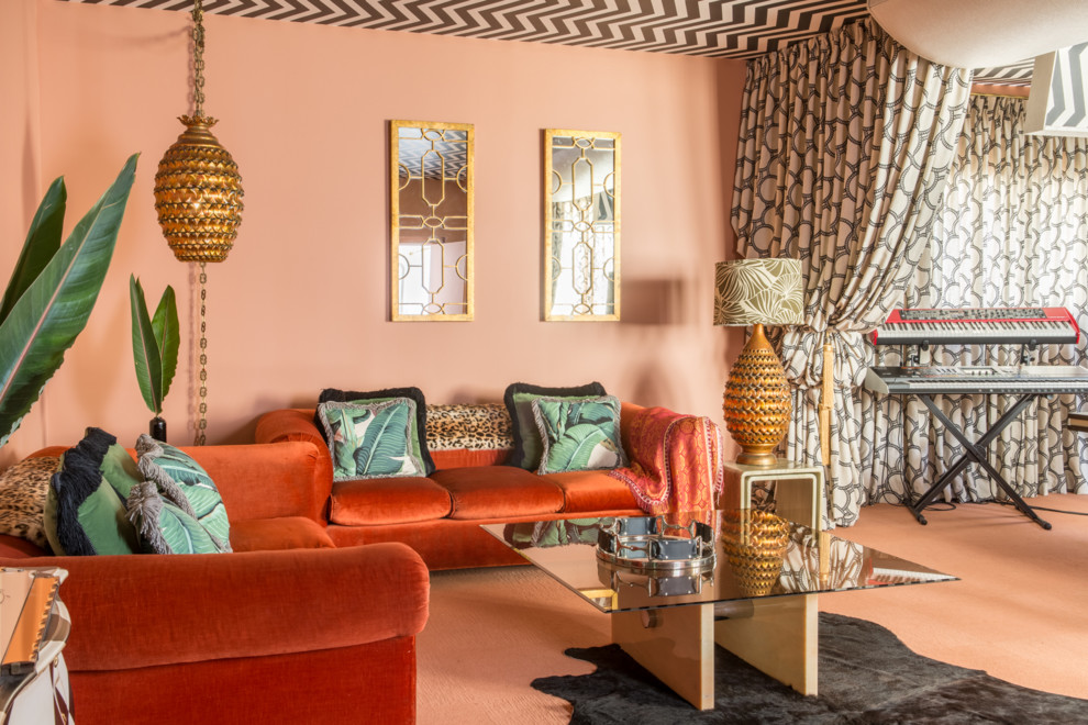 На фото: открытая гостиная комната среднего размера в стиле фьюжн с музыкальной комнатой, оранжевыми стенами, ковровым покрытием и оранжевым полом с