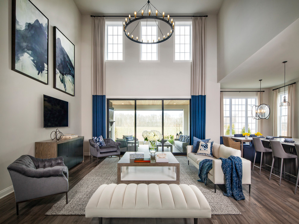 Ejemplo de sala de estar abierta tradicional renovada sin chimenea con paredes beige, suelo de madera oscura y televisor colgado en la pared