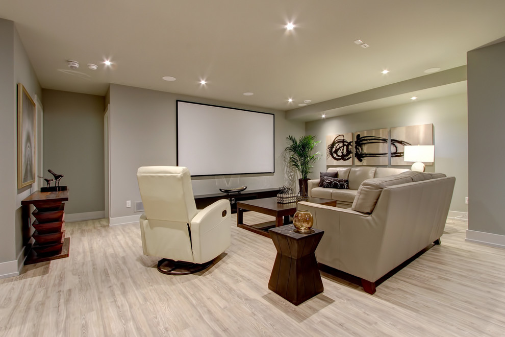 Exemple d'une salle de séjour tendance de taille moyenne et ouverte avec salle de jeu, un mur gris, parquet clair, aucune cheminée, un téléviseur encastré et un sol beige.