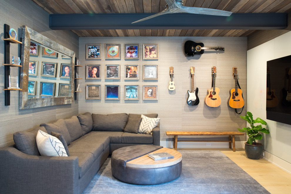 На фото: открытая гостиная комната в стиле неоклассика (современная классика) с серыми стенами, светлым паркетным полом, бежевым полом, деревянным потолком и обоями на стенах с