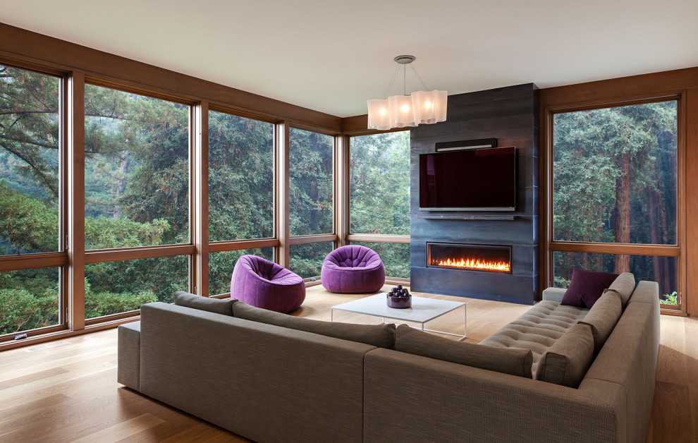 Foto di un soggiorno contemporaneo aperto con pavimento in legno massello medio, camino lineare Ribbon, TV a parete e pavimento marrone