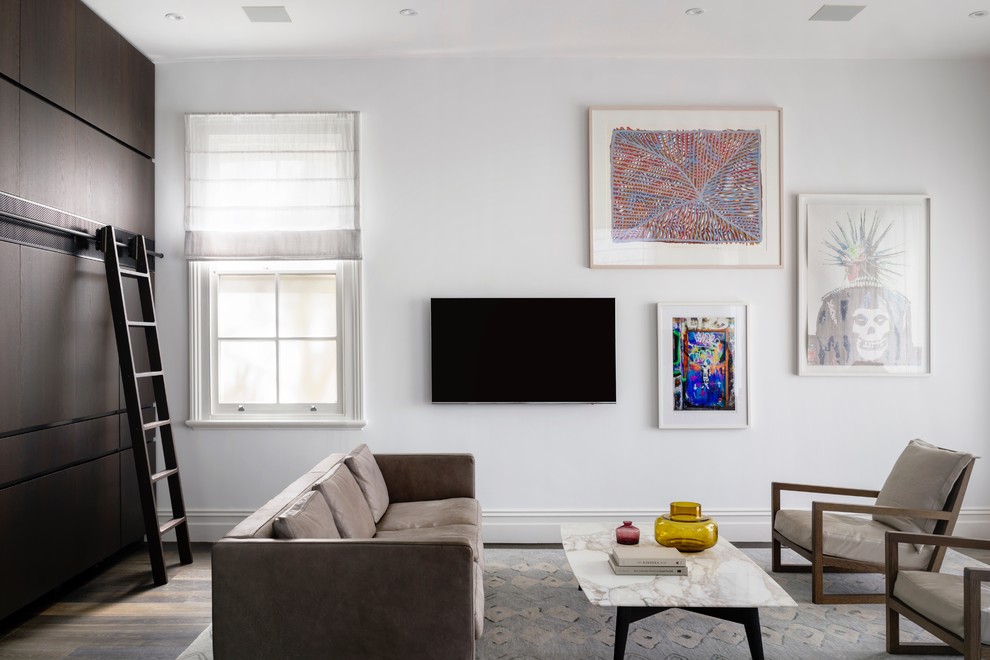Modern inredning av ett allrum, med vita väggar, mörkt trägolv, en väggmonterad TV och brunt golv