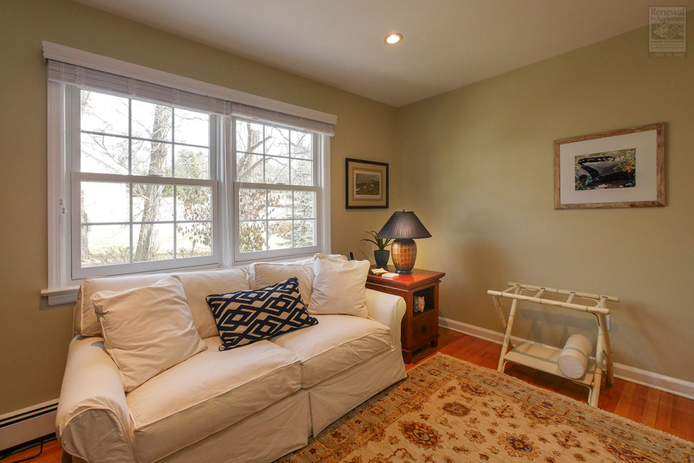Esempio di un soggiorno di medie dimensioni e chiuso con pareti verdi, pavimento in legno massello medio e pavimento multicolore