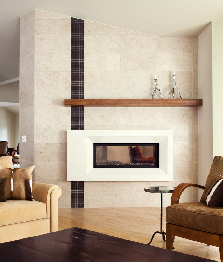 Cette image montre une salle de séjour traditionnelle avec un mur blanc, parquet clair, une cheminée double-face et un manteau de cheminée en pierre.