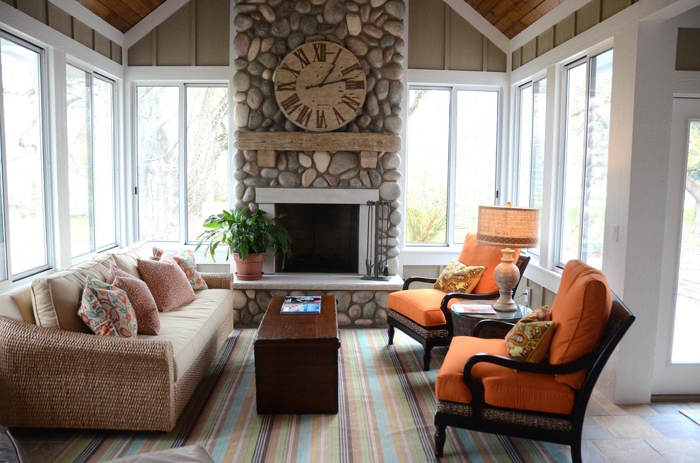 グランドラピッズにある高級な中くらいなトランジショナルスタイルのおしゃれなロフトリビング (スレートの床、石材の暖炉まわり、テレビなし、標準型暖炉、緑の壁) の写真